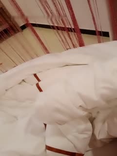 白色亵服美丽妹子正在睡觉脱~下内裤露逼引诱翻身退下内裤显露嫩逼毛毛挺多非常引诱爱好没有要错过