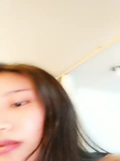十分骚眼镜妹子年夜标准秀椅子上玩扩阴器尿尿!玻璃棒抽插非常引诱爱好没有要错过